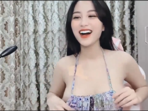 Em gái phát trực tuyến chát sex show mông, lồn